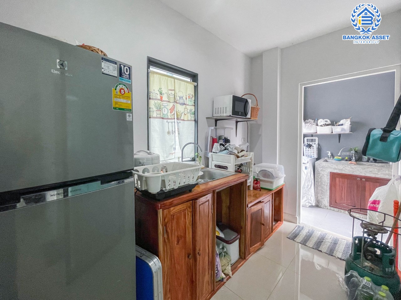 *****บ้านแฝดมือสอง โครงการ เวนิว ติวานนท์-รังสิต หลังมุม เนื้อที่ 43.5 ตร.ว. บ้านสวยตกแต่งพร้อมอยู่ ฟังก์ชัน 3 ห้องนอน 3 ห้องน้ำ จอดรถได้ 2 คัน ภายในบ้านสภาพดีมาก บิ้วท์อินครัวเคาน์เตอร์พร้อมใช้งาน ทำเลดี ใกล้รถไฟฟ้าสายสีแดง "สถานีรังสิต" ทางด่วน "ศรีสมาน" และ "ศรีรัช"